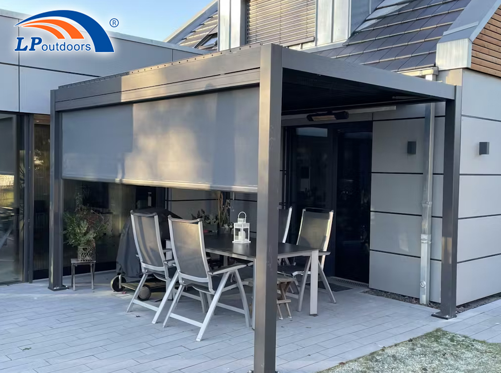 Pérgola con persianas motorizadas de aluminio con persianas enrollables con pantalla desplegable a la venta 